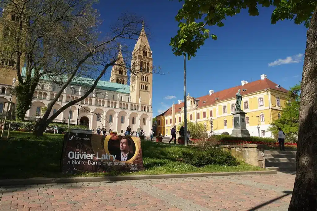 A székesegyház, és tőle jobbra a Pécsi Egyházmegyei Levéltár