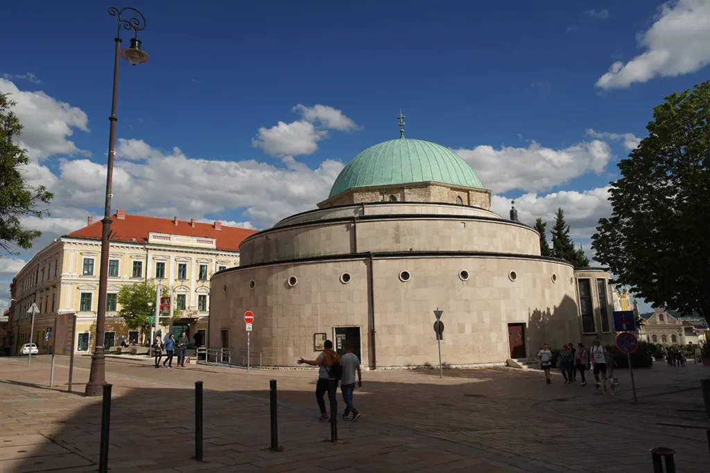 A dzsámi épülete a Széchenyi téren