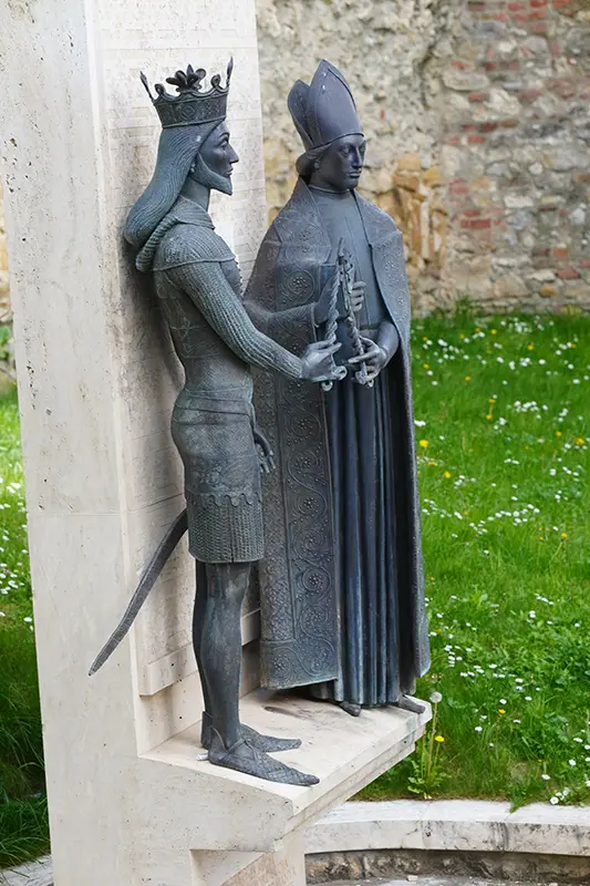 Nagy Lajos király és Vilmos középkori pécsi püspök szoborkompozíciója