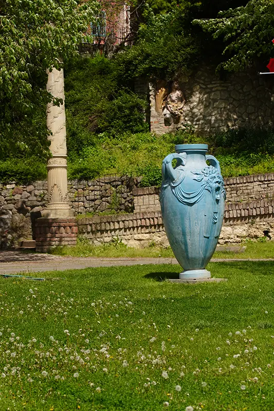 Ember nagyságú váza