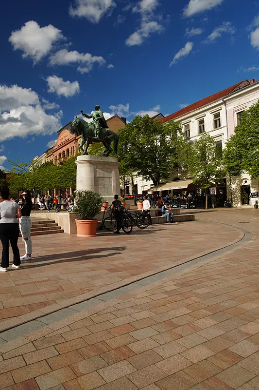 Hunyadi-szobor Pécs belvárosában