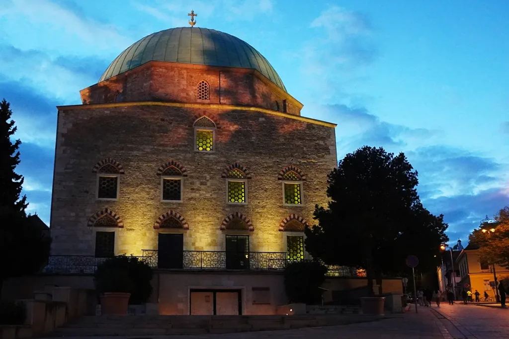 A dzsámi épülete a Széchenyi téren