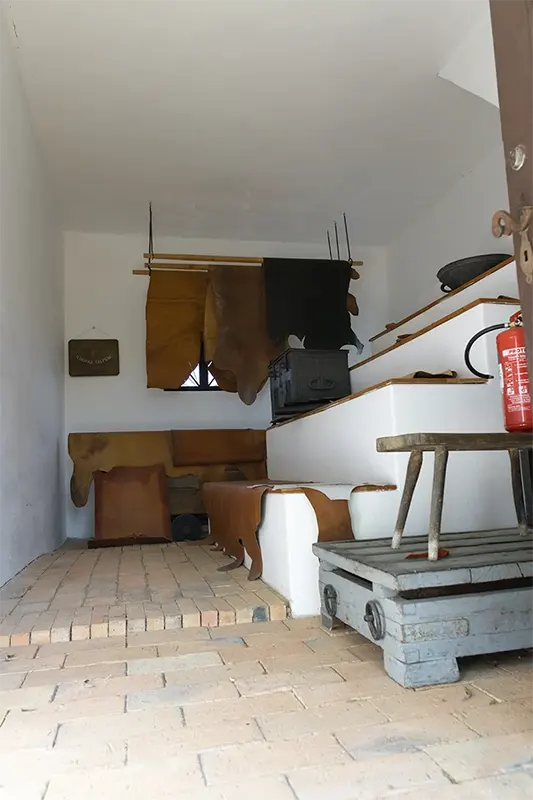 Kikészített bőrök a tímárműhelyben