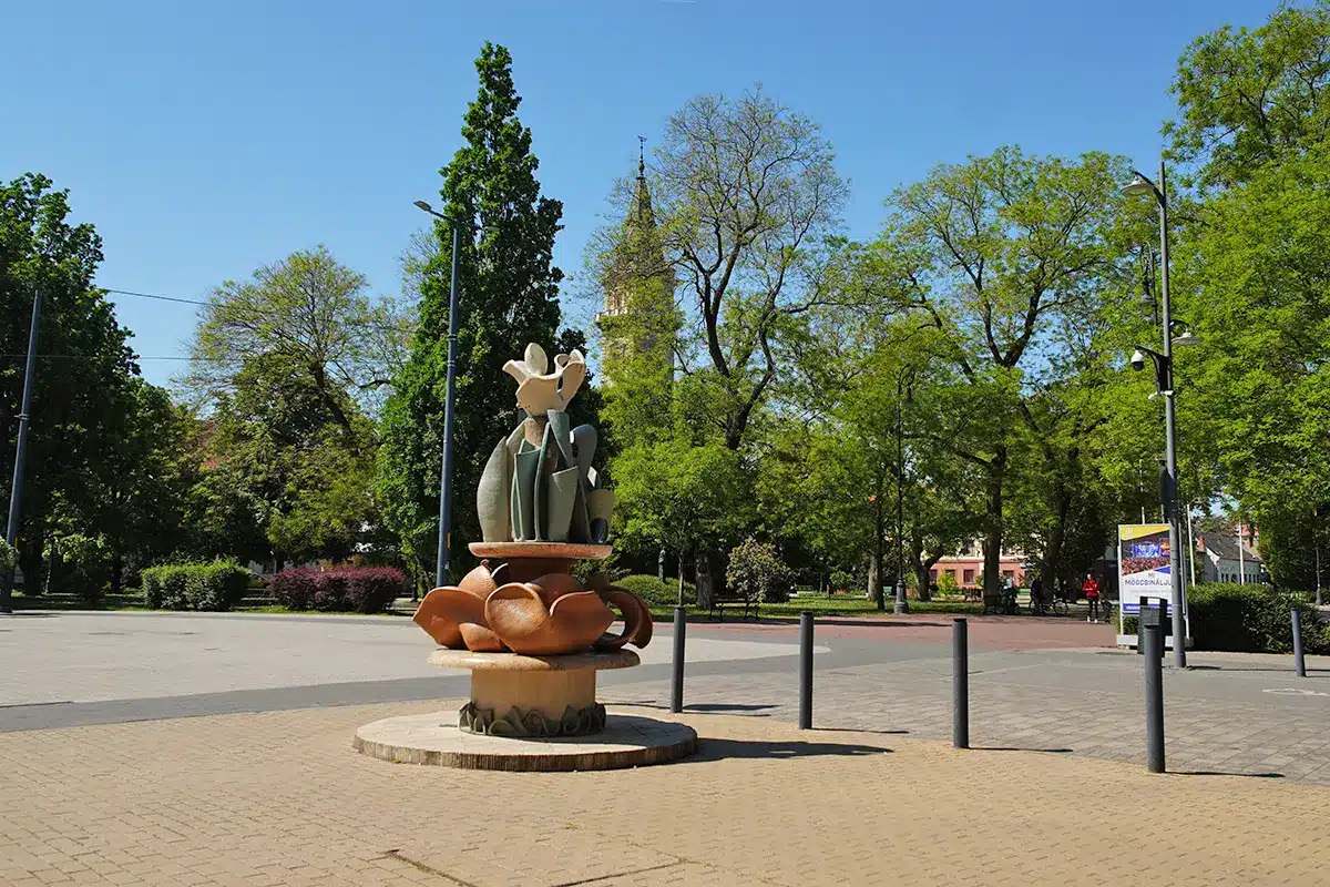 Virág ornamentika a Dr. Rapcsák András és Andrássy út sarkon Hódmezővásárhely belvárosában