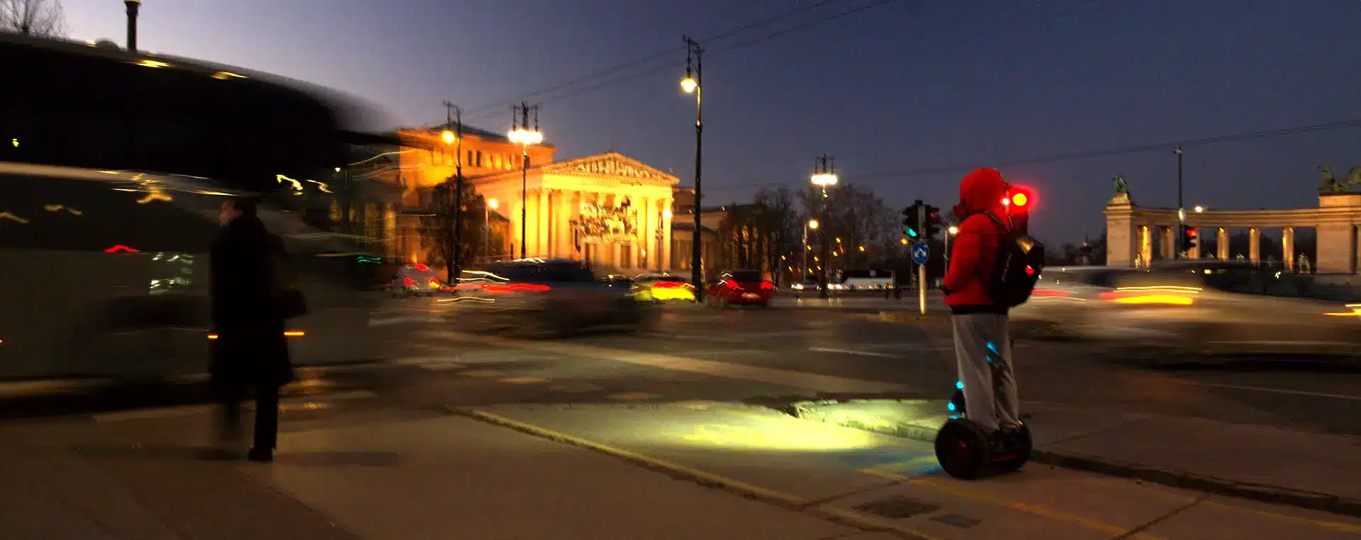 Hősök tere esti fényben