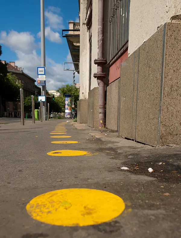 Sárga pontok a járdán