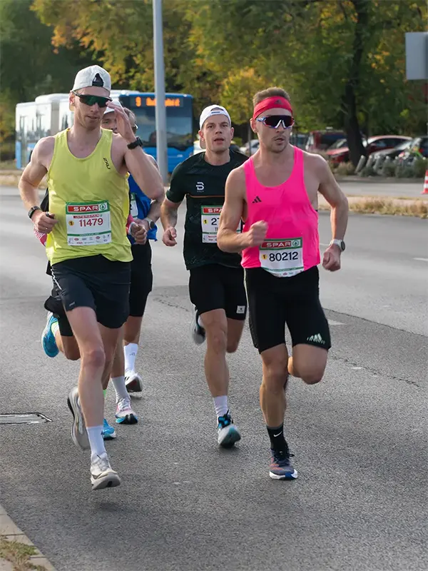 Futók egy csoportja az Árpád fejedelem útján