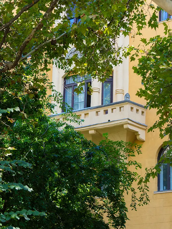 Egy ház erkélye a Bakáts téren