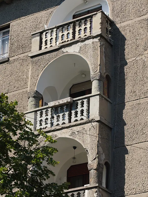 Erkélyek a bérház oldalán