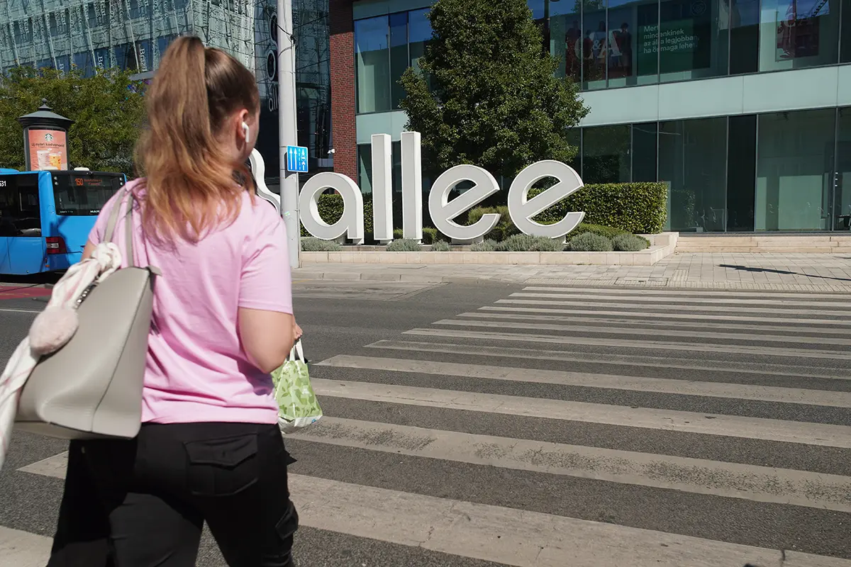 Az Allee bevásárlóközpont a villamos végállomás felől nézve