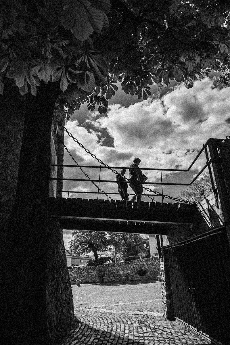 A barbakán hídja az egykori vizesárok felett