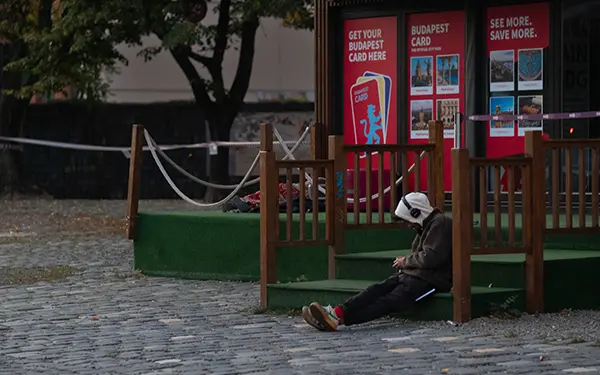 Zenét hallgató férfi a Deák térnél