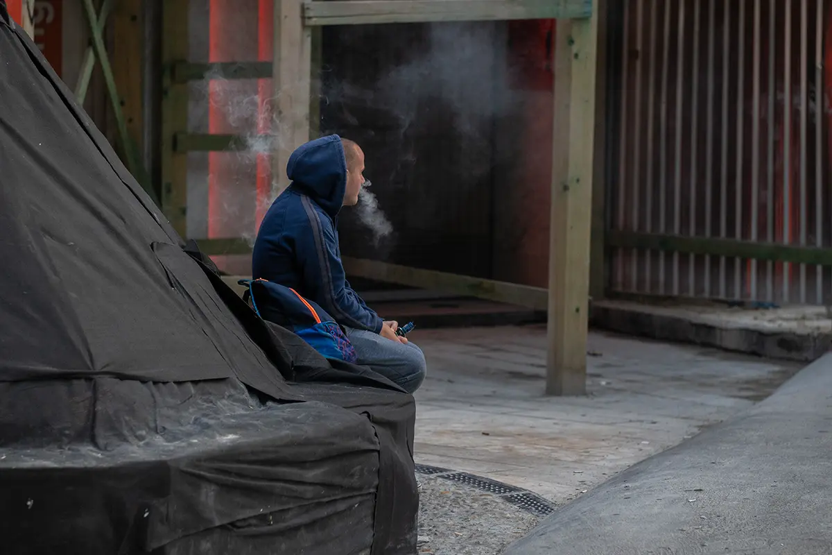 Dohányzó férfi a Haris köznél