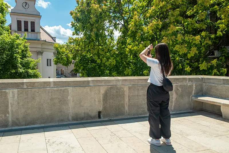 Fotózó nő a Bécsi kapun