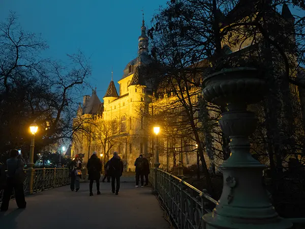 A Mezőgazdasági Múzeum esti fényben