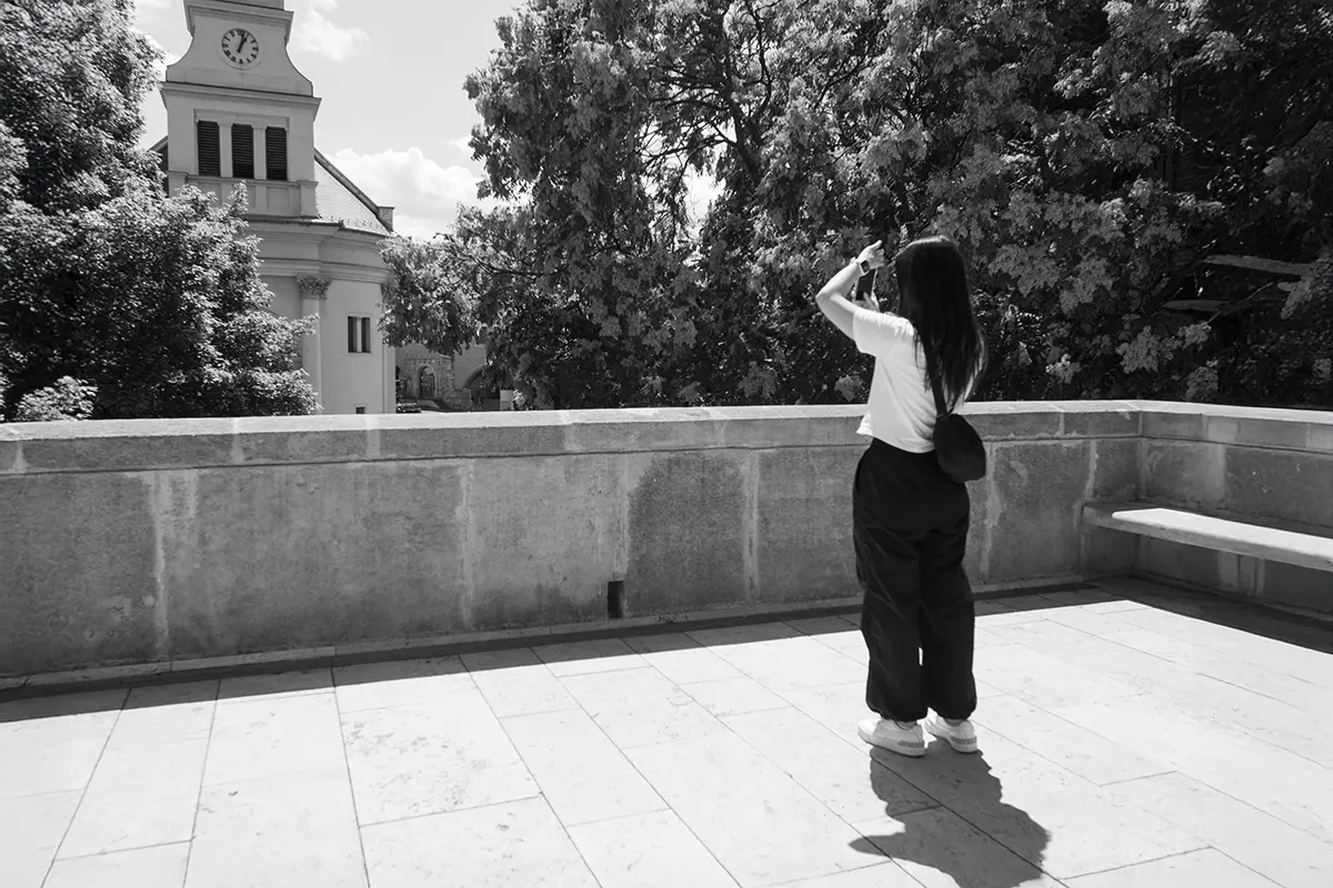 Fotózó nő a Bécsi kapun