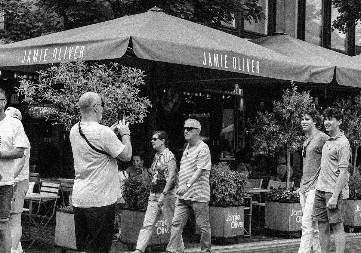 Fotózó turista Jamie Oliver étterme előtt