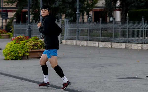 Futó nő a Deák Térnél