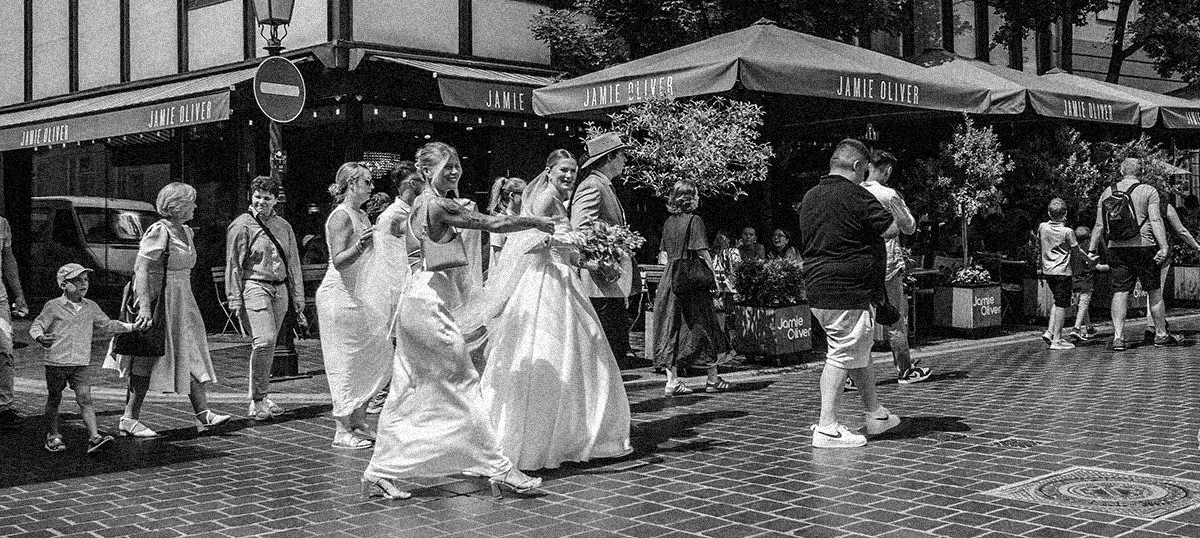 Esküvőre siető pár és a násznép