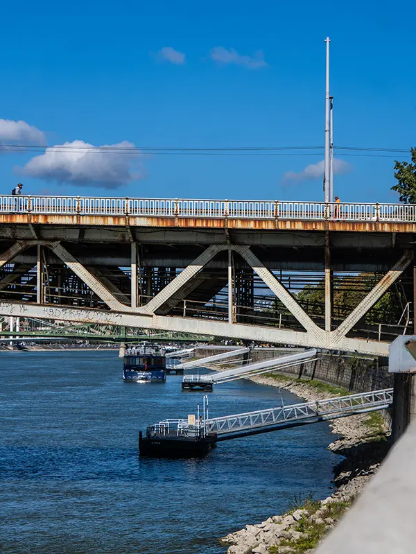 A Petőfi híd pesti hídfő részlete
