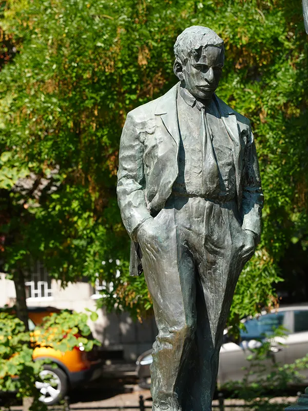 Karinthy Frigyes szobra