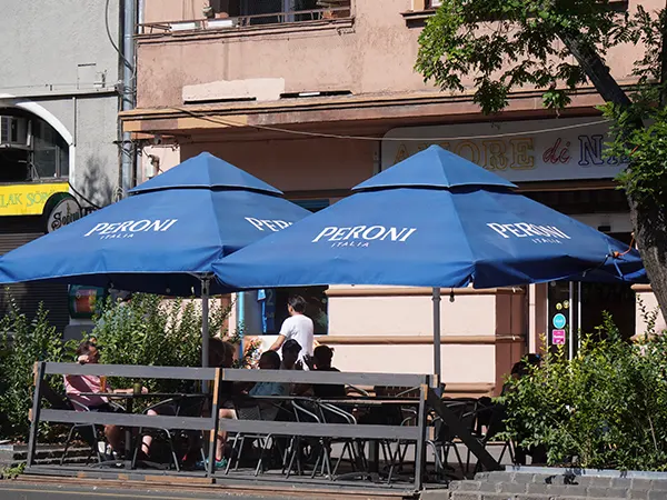 Egy szórakozóhely terasza