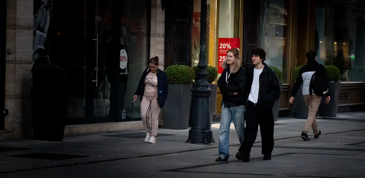 Sétáló fiatalok a hajnali körúton