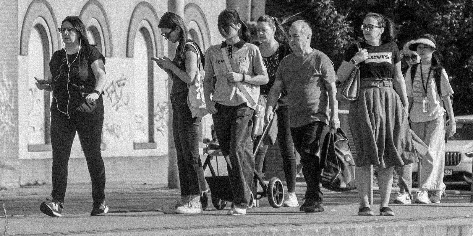 Várakozó utasok az 1-es villamos megállójában