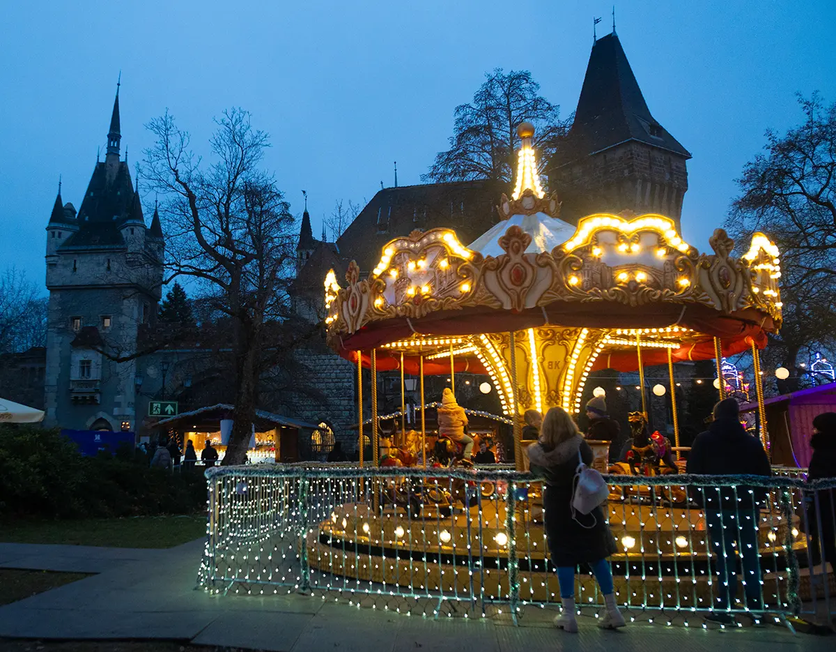 Körhinta esti fényben