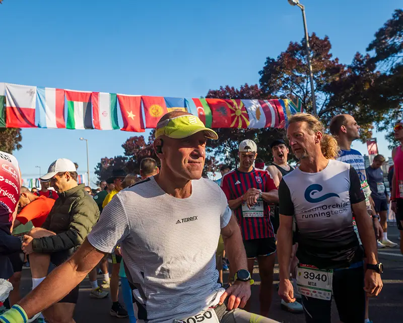 Rajt előtti izgatott gyülekezés