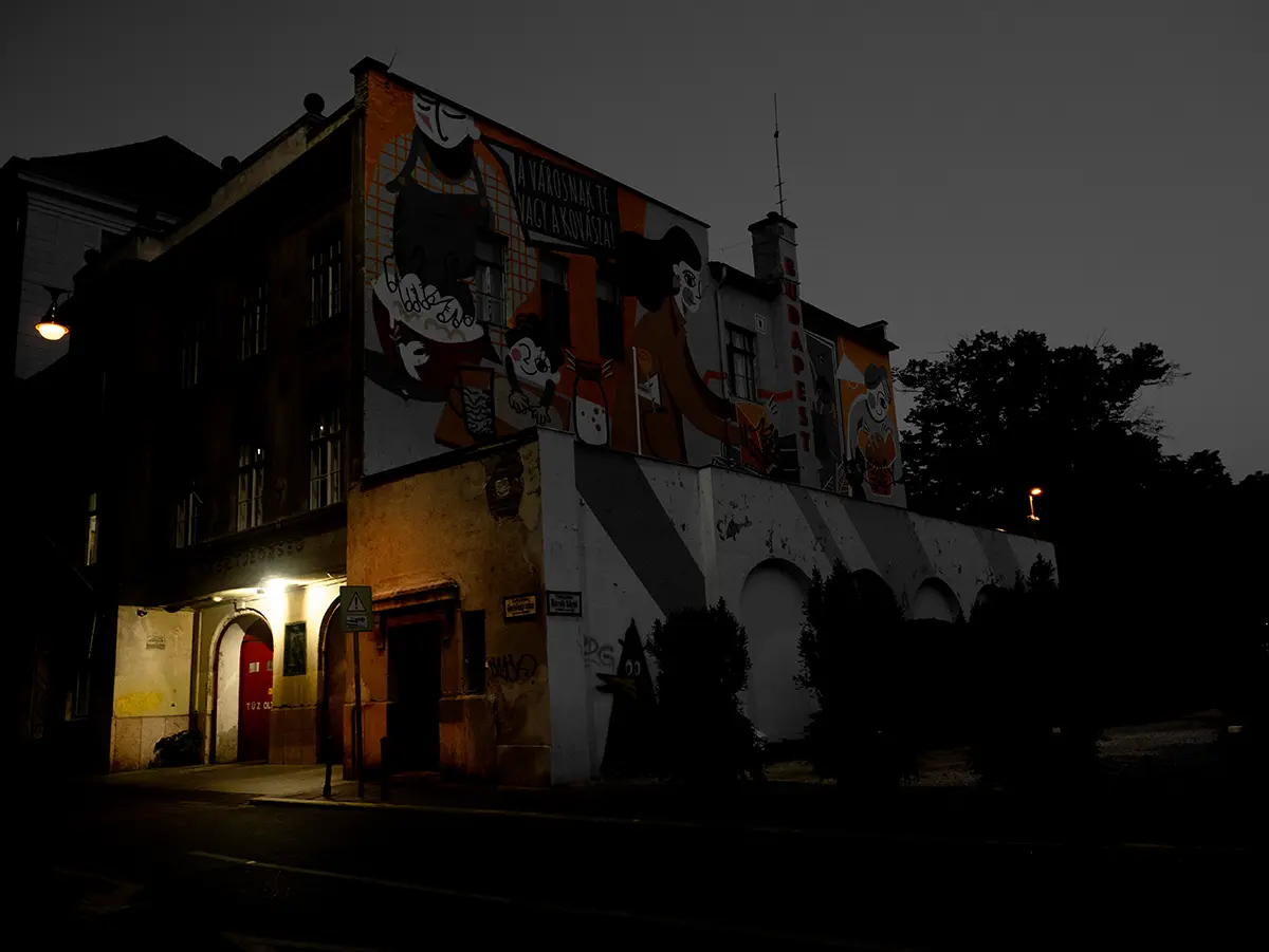 A Merlin Színház graffitis tűzfala 