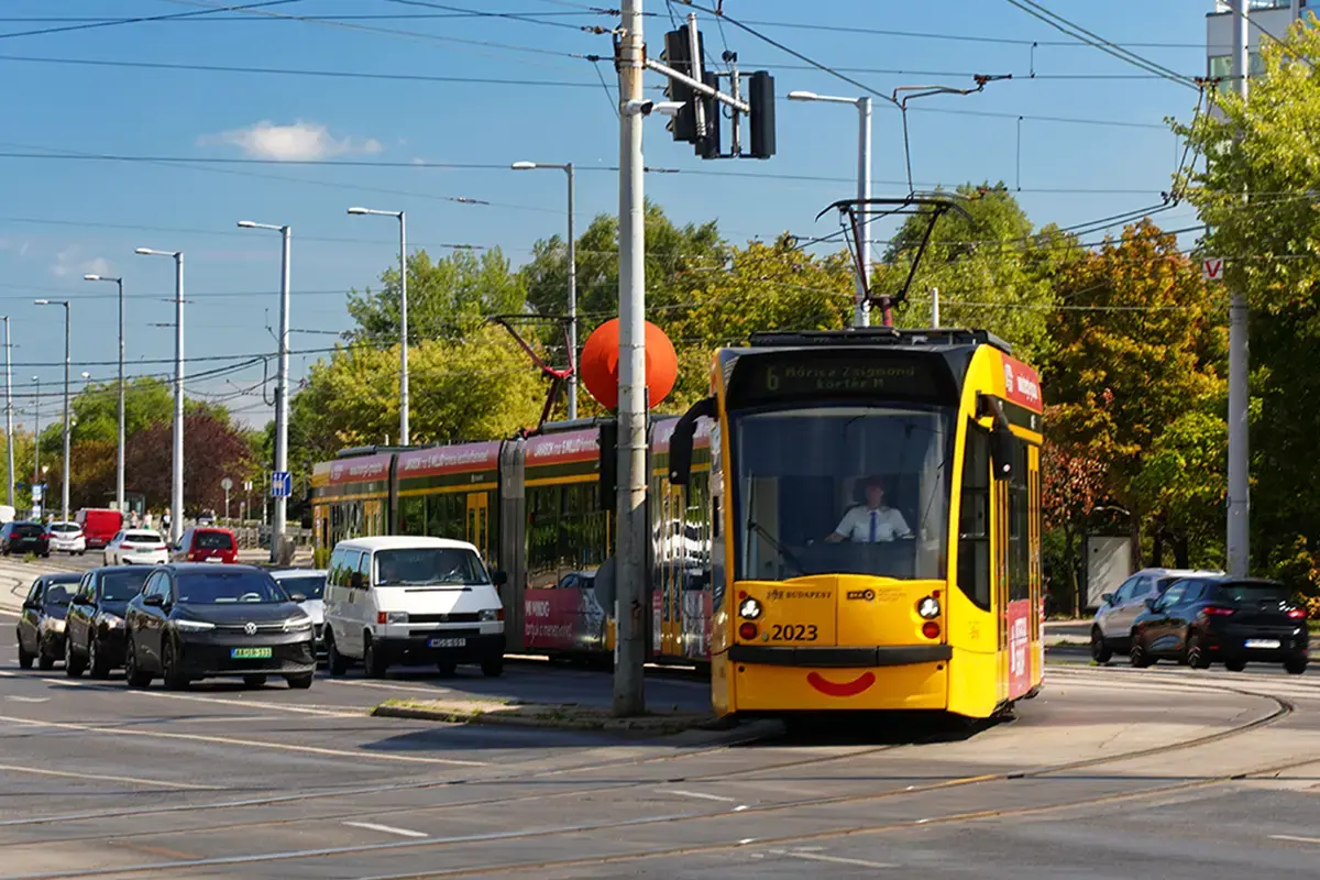 Hatos villamos kanyarodik