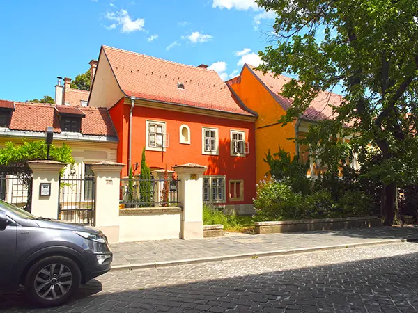 Az eredeti felvétel, bal szélen az autóval