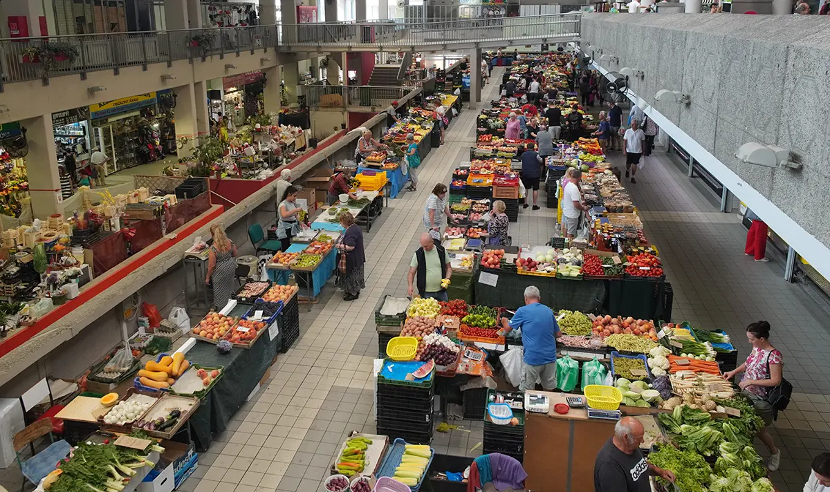 A vásárcsarnok az emeletről nézve