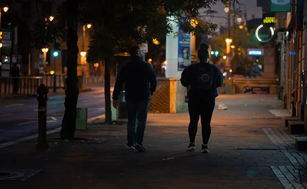 Sétálók a Kossuth Lajos utcában