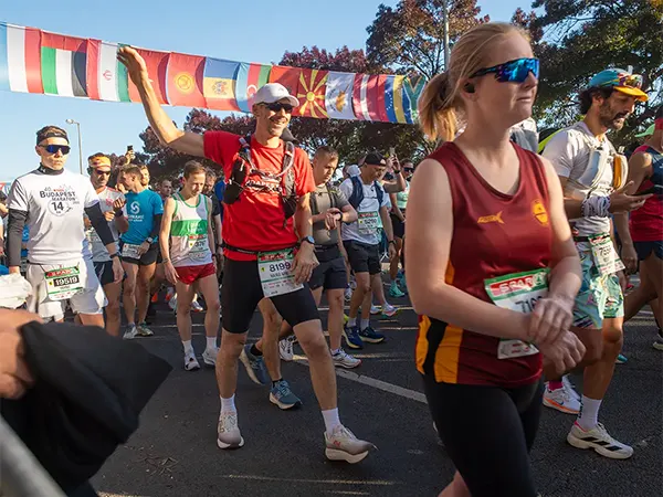 Rajtra váró versenyzők a Műegyetem előtt