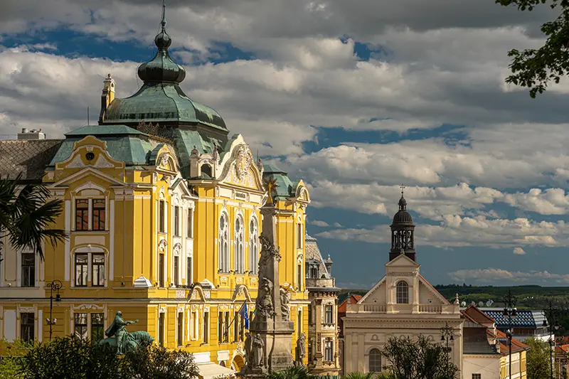 A Városháza és a Szent Sebestyén-templom