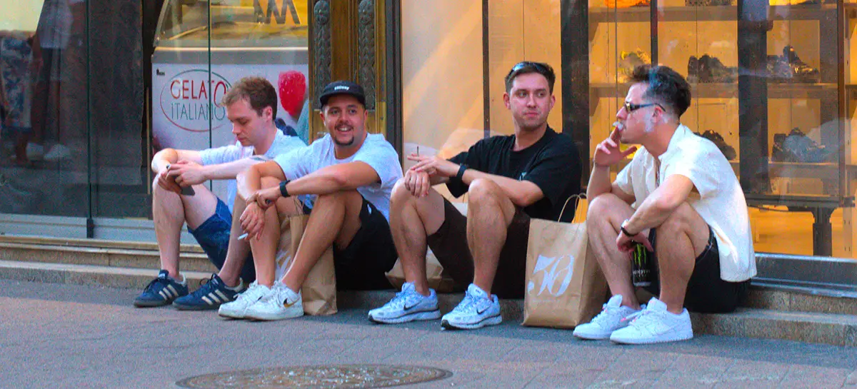 Fiatal turisták a Váci utcában