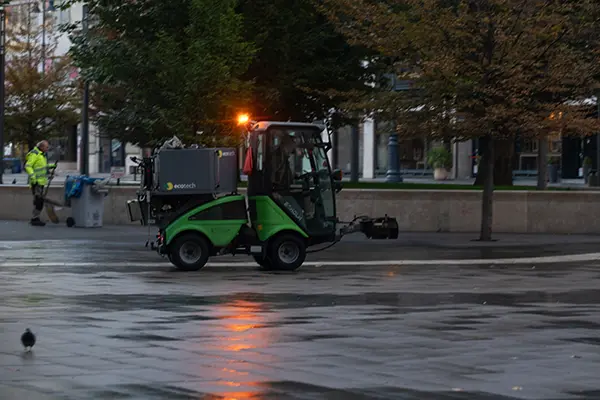 Takarítógép mossa fel a hajnali Vörösmarty teret