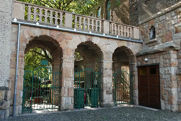 A templomot a bérházzal összekötő híd