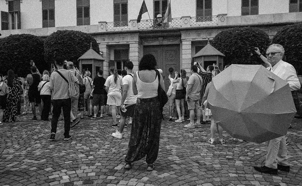 Váltásra vára a Sándor-palotánál