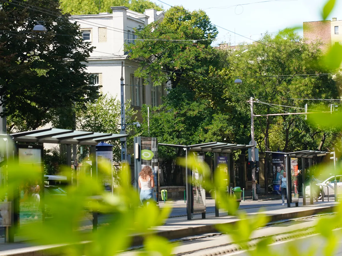 Villamosmegálló a Karinthy Frigyes úton