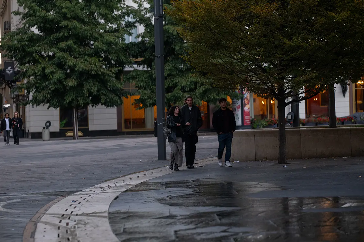 Fiatalok egy csoportja a Vörösmarty téren