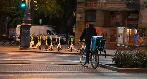 Wolt futár a Dohány utcánál