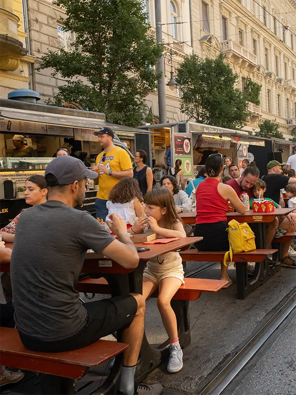 Zabálás nélkül nem lehet kibírni egy-két órát. Fontos, hogy csakis egészségtelen legyen